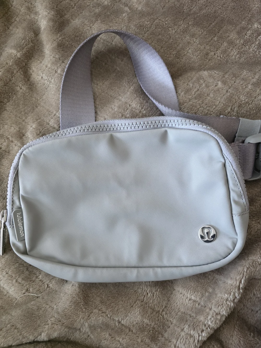 Lululemon Everywhere Belt Bag SILVER DROP 1 Liter Volume